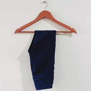 lululemon | time to sweat crop *23” in true navy - first release (2018) ↷